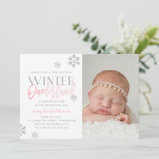 冬のワンダーランドシルバーピンク第1誕生日の写真 招待状 (スタンド正面)