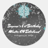 冬のワンダーランドチョークティール(緑がかった色)&パープルの誕生日 ラウンドシール (正面)