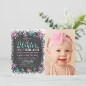 冬のワンダーランドティール(緑がかった色)シャルボード1st誕生日 招待状 (スタンド正面)