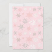 冬のワンダーランドピンクのスクリプトの最初の誕生日 招待状 (裏面)