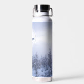 冬のワンダーランド霧氷の森の雪のモノグラム ウォーターボトル (背面)