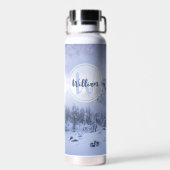 冬のワンダーランド霧氷の森の雪のモノグラム ウォーターボトル (背面)