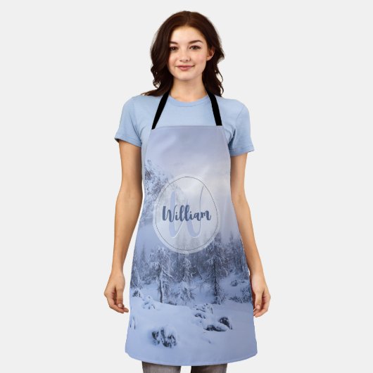 冬のワンダーランド霧氷の森の雪のモノグラム エプロン (着用した状態)