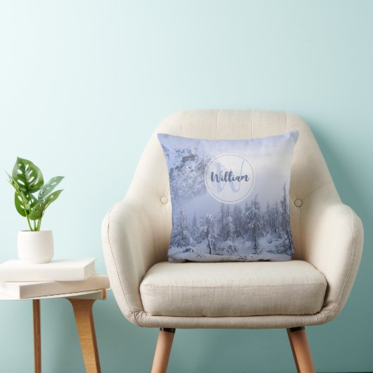 冬のワンダーランド霧氷の森の雪のモノグラム クッション (椅子)