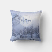 冬のワンダーランド霧氷の森の雪のモノグラム クッション (正面)