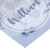 冬のワンダーランド霧氷の森の雪のモノグラム ショートテーブルランナー (コーナー)