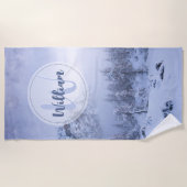 冬のワンダーランド霧氷の森の雪のモノグラム ビーチタオル (正面)