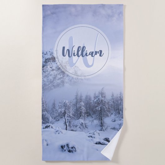 冬のワンダーランド霧氷の森の雪のモノグラム ビーチタオル (正面)
