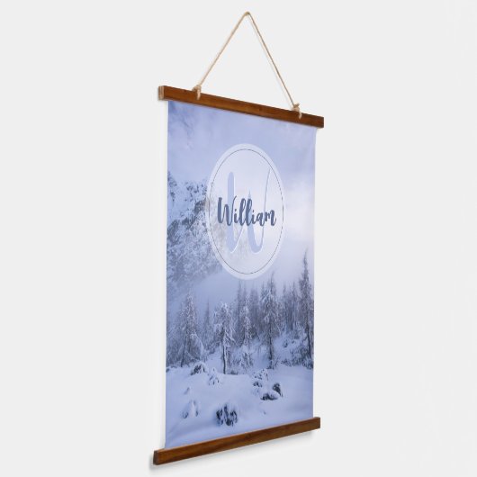 冬のワンダーランド霧氷の森の雪のモノグラム 吊り下げ型タペストリー (傾斜あり)