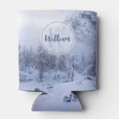 冬のワンダーランド霧氷の森の雪のモノグラム 缶クーラー (裏面)