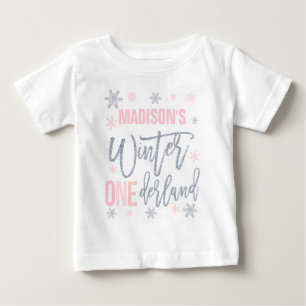 冬のワンダーランド・ピンク1歳の誕生日衣装 ベビーTシャツ