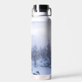 冬のワンダーランド、霧、トウヒの森と山 ウォーターボトル (背面)