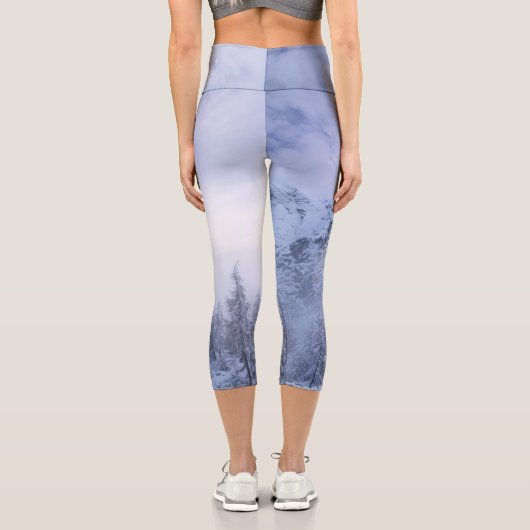 冬のワンダーランド、霧、トウヒの森と山 カプリレギンス (裏面)