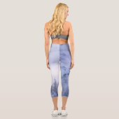 冬のワンダーランド、霧、トウヒの森と山 カプリレギンス (裏面)