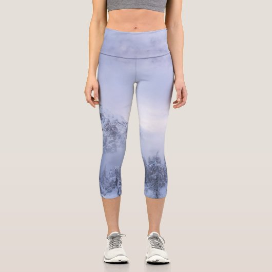 冬のワンダーランド、霧、トウヒの森と山 カプリレギンス (正面)