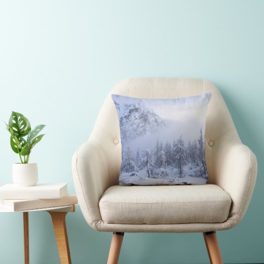 冬のワンダーランド、霧、トウヒの森と山 クッション (椅子)