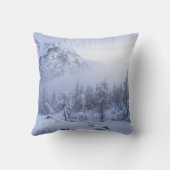 冬のワンダーランド、霧、トウヒの森と山 クッション (裏面)