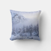 冬のワンダーランド、霧、トウヒの森と山 クッション (正面)