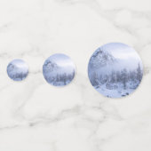 冬のワンダーランド、霧、トウヒの森と山 コンフェッティ (正面)