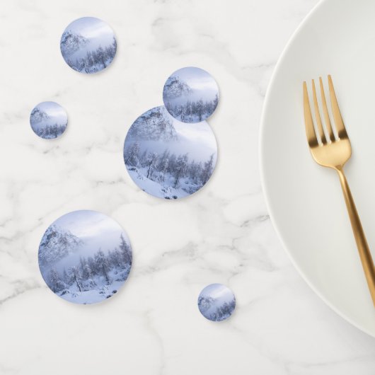 冬のワンダーランド、霧、トウヒの森と山 コンフェッティ (グループ)