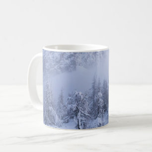 冬のワンダーランド、霧、トウヒの森と山 コーヒーマグカップ