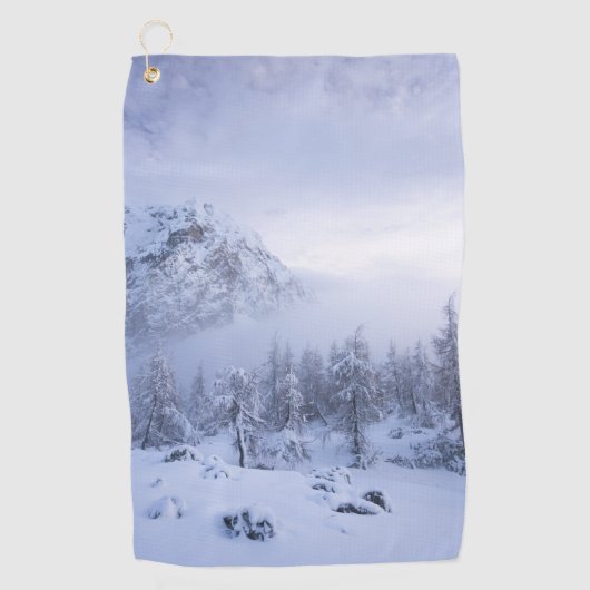 冬のワンダーランド、霧、トウヒの森と山 ゴルフタオル (正面)