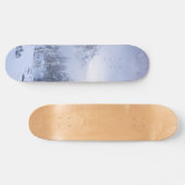 冬のワンダーランド、霧、トウヒの森と山 スケートボード (横)