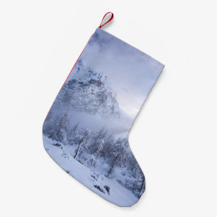 冬のワンダーランド、霧、トウヒの森と山 スモールクリスマスストッキング