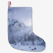 冬のワンダーランド、霧、トウヒの森と山 スモールクリスマスストッキング (正面)