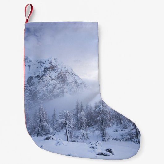 冬のワンダーランド、霧、トウヒの森と山 スモールクリスマスストッキング (正面)