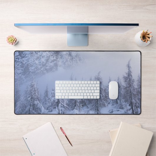 冬のワンダーランド、霧、トウヒの森と山 デスクマット (オフィス1)