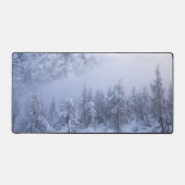 冬のワンダーランド、霧、トウヒの森と山 デスクマット (正面)