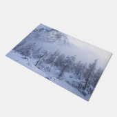 冬のワンダーランド、霧、トウヒの森と山 ドアマット (アングル)