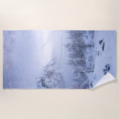 冬のワンダーランド、霧、トウヒの森と山 ビーチタオル (正面)