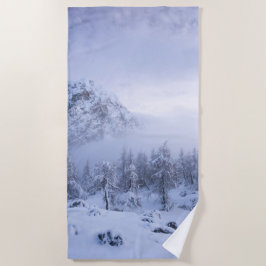 冬のワンダーランド、霧、トウヒの森と山 ビーチタオル
