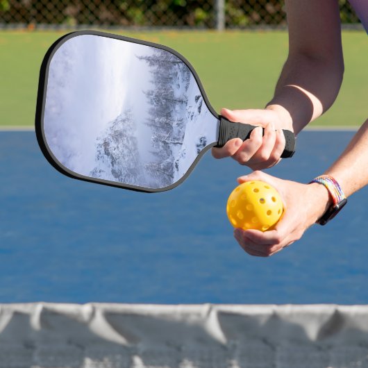冬のワンダーランド、霧、トウヒの森と山 ピックルボールラケット (インサイチュ)