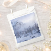 冬のワンダーランド、霧、トウヒの森と山 フェイバーバッグ (クリップ留めされた状態)