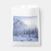 冬のワンダーランド、霧、トウヒの森と山 フェイバーバッグ (正面)