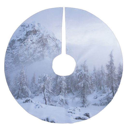 冬のワンダーランド、霧、トウヒの森と山 ブラッシュドポリエステルツリースカート (正面)