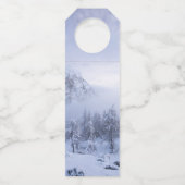 冬のワンダーランド、霧、トウヒの森と山 ボトルネックタグ (正面)