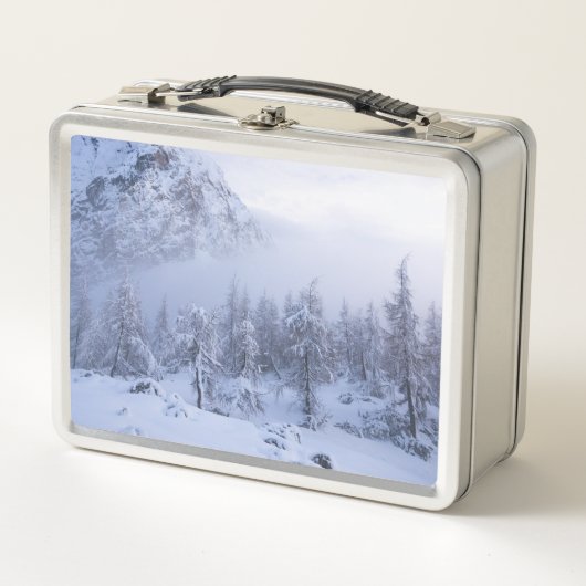冬のワンダーランド、霧、トウヒの森と山 メタルランチボックス (正面)