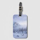 冬のワンダーランド、霧、トウヒの森と山 ラゲッジタグ (正面縦)