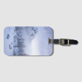 冬のワンダーランド、霧、トウヒの森と山 ラゲッジタグ (正面横)