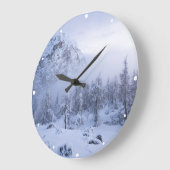 冬のワンダーランド、霧、トウヒの森と山 ラージ壁時計 (傾斜)