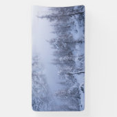 冬のワンダーランド、霧、トウヒの森と山 横断幕 (縦)