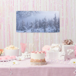 冬のワンダーランド、霧、トウヒの森と山 横断幕