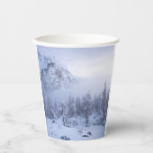 冬のワンダーランド、霧、トウヒの森と山 紙コップ (正面)
