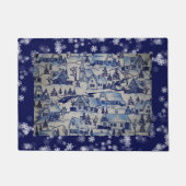 冬のヴィンテージの雪の村の青く白い雪片 ドアマット (正面)