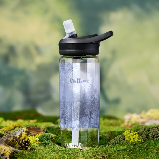 冬の不思議な霧の松林の雪のイニシャル ウォーターボトル (アウトドア)