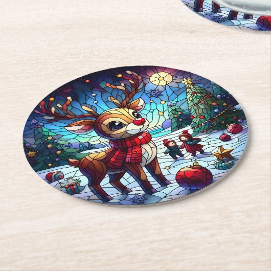 冬の不思議の国で友達と喜ぶトナカイ ラウンドペーパーコースター (アングル)